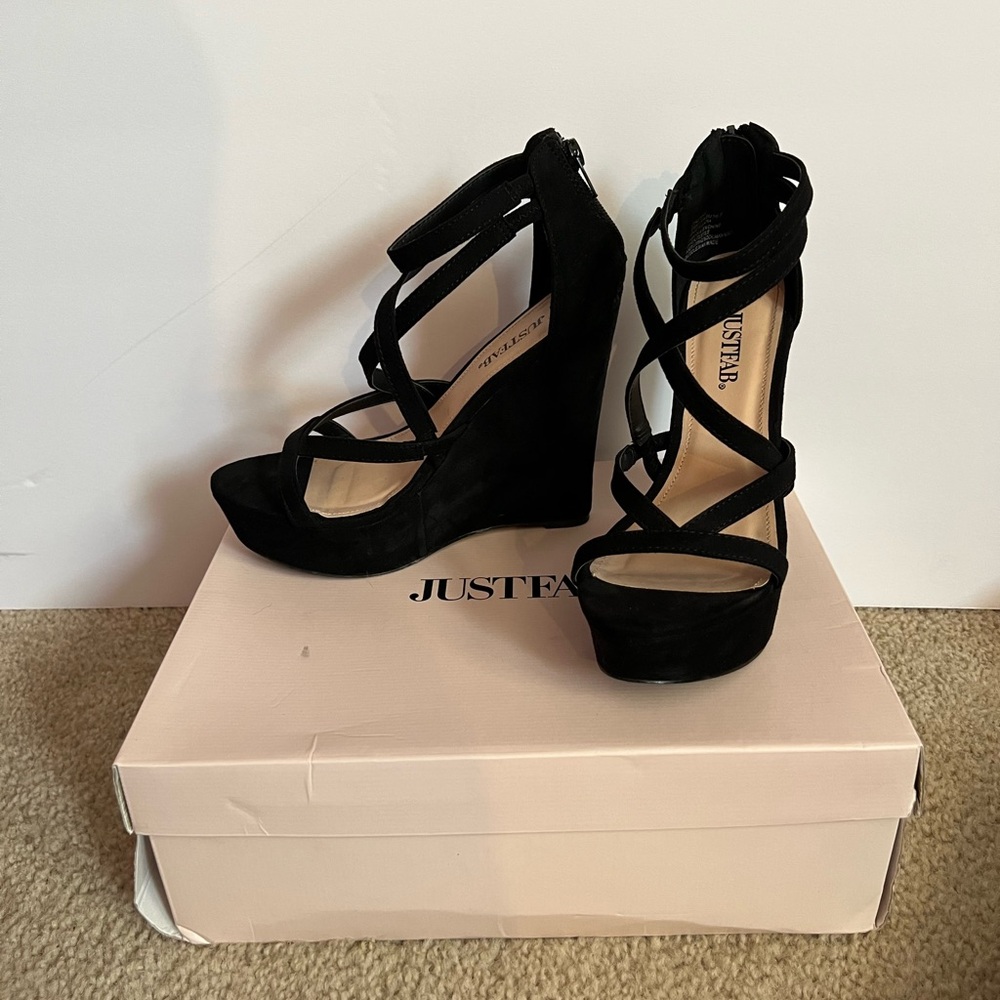 Elegant Black Wedge Sandals with Strappy Design and Comfortable Fit